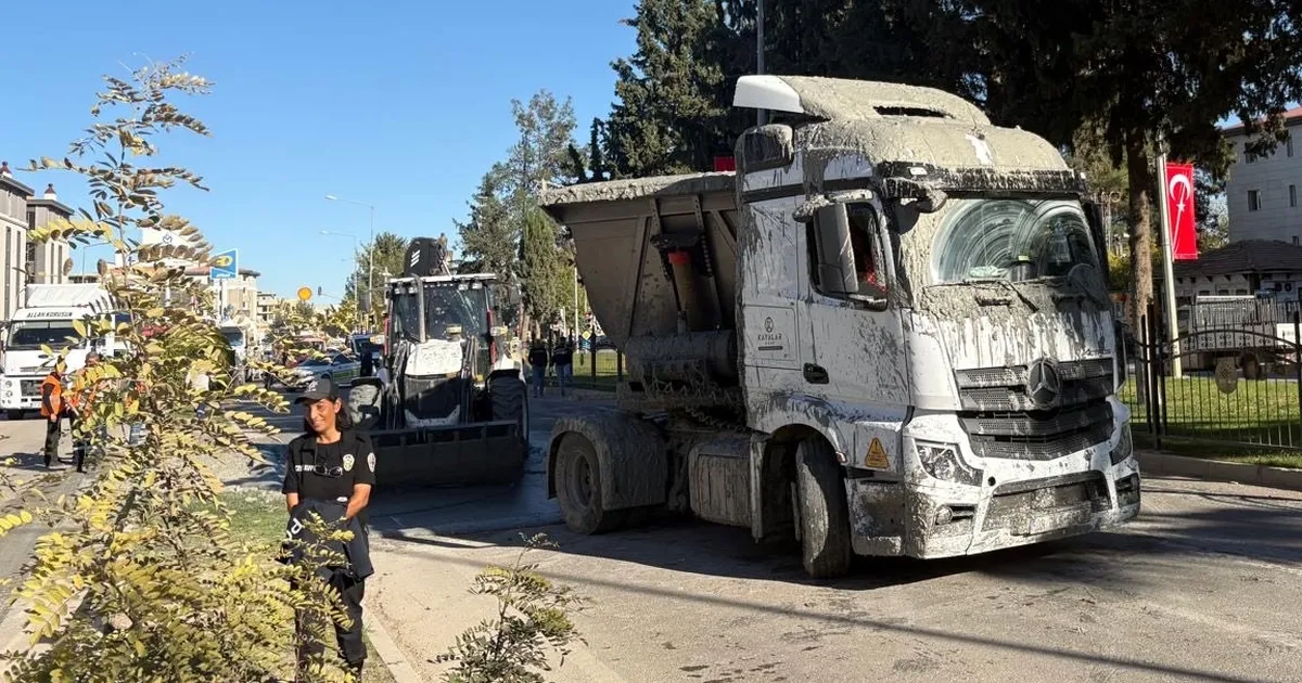 Adıyaman merkez Atatürk Bulvarı’nda beton yüklü bir tır, arabanın sollama