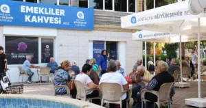 Antalya Büyükşehir Belediyesi’nin Alanya Mahmutlar Mahallesi’nde hizmete açtığı Emekliler Kahvesi