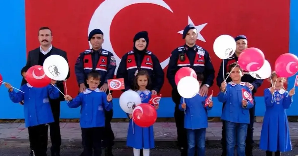 Askerler, öğrencilerle birlikte okul duvarına Türk bayrağı çizdi
