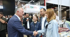 Kocaeli Büyükşehir Belediyesi'nin düzenlediği 15. Kocaeli Kitap Fuarı kapılarını açarken,