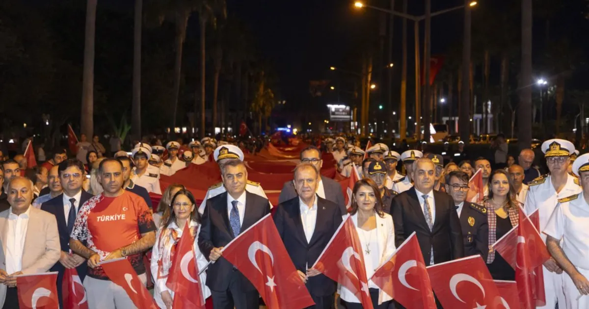 Başkan Seçer, Mersinlilerle ‘Bayrak Yürüyüşü’nde buluştu