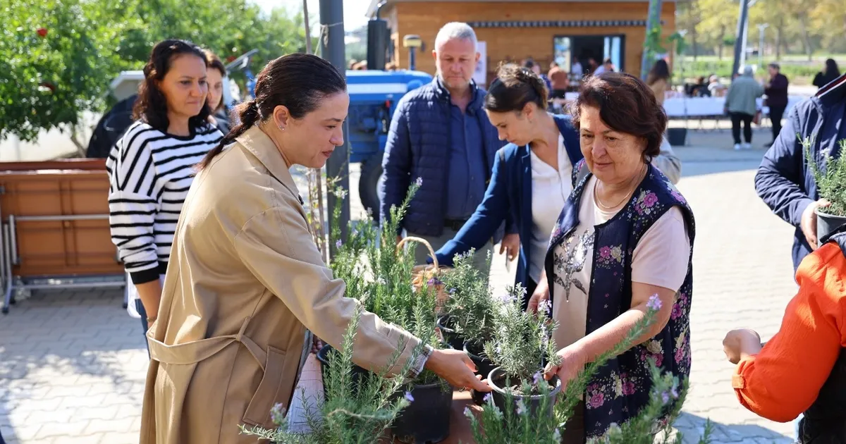 Başkan Sengel, kadın üreticilerle Efes Tarlası’nda buluştu