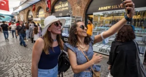 İzmir Büyükşehir Belediye Başkanı Cemil Tugay, tarihi kent merkezinin yine