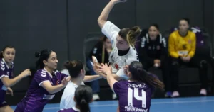 Bayanlar Hentbol Üstün Ligi'nde çaba eden Bursa Büyükşehir Belediyespor, ligin