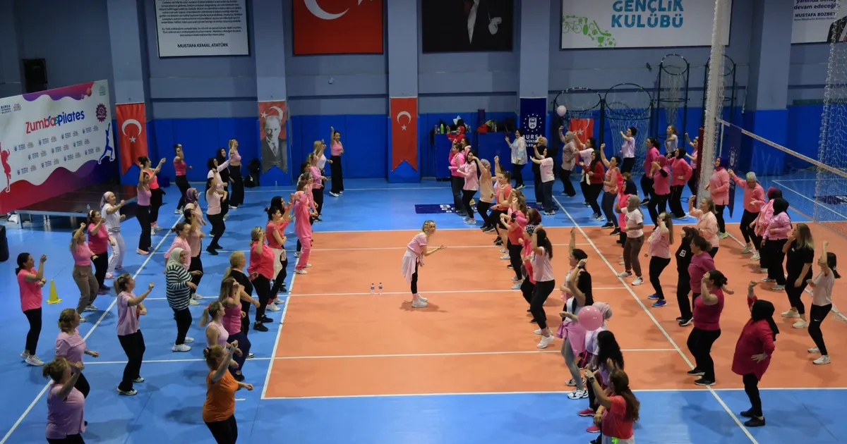 Bursa Büyükşehir Belediyesi tarafından düzenlenen zumba ve pilates dersleriyle bayanlar,