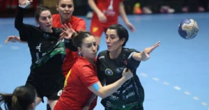 Bayanlar Hentbol Muhteşem Ligi’nde çaba eden ve liderlik koltuğunda oturan