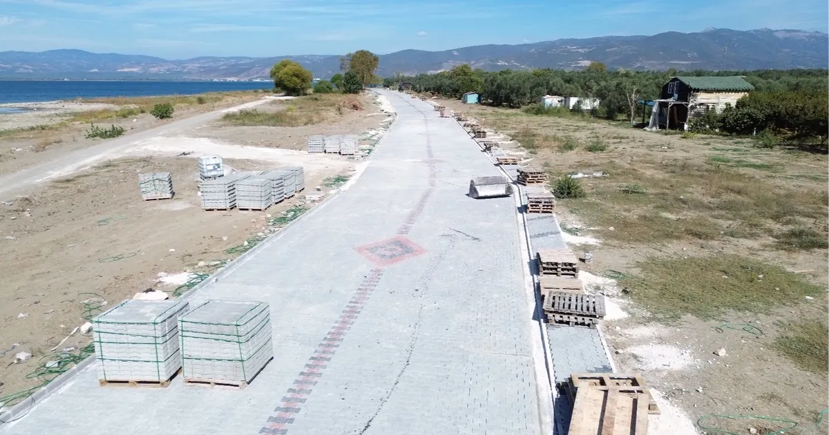 Bursa'da İznik Belediyesi 46 mahallede planladığı program çerçevesinde çalışmalarını sürdürüyor.