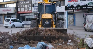 Nilüfer Belediyesi grupları, Bursa Beşevler Sanayi Sitesi’nde gerçekleştirdiği kapsamlı paklık
