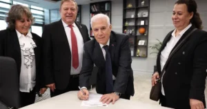 Bursa Büyükşehir Belediye Başkanı Mustafa Bozbey, üye giriş dokümanını imzaladığı