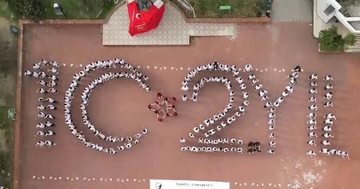 Bursa’da liselilerden 102. Yıl koreografisi