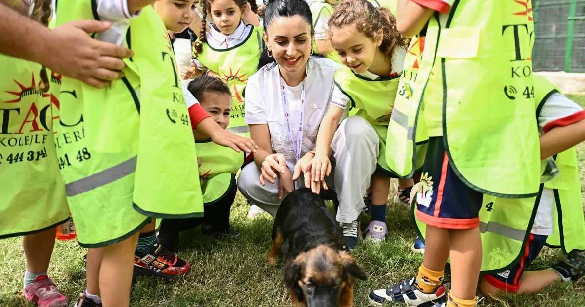 Çocuklar patili dostlarıyla buluştu