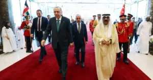 Resmi temaslarda bulunmak üzere Kuveyt'e giden Cumhurbaşkanı Erdoğan, Kuveyt Buyruğu
