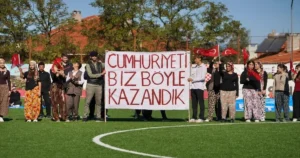Balıkesir Ayvalık’ta Cumhuriyet’in 102’nci yılı, binlerce Ayvalıklının iştirakiyle büyük bir