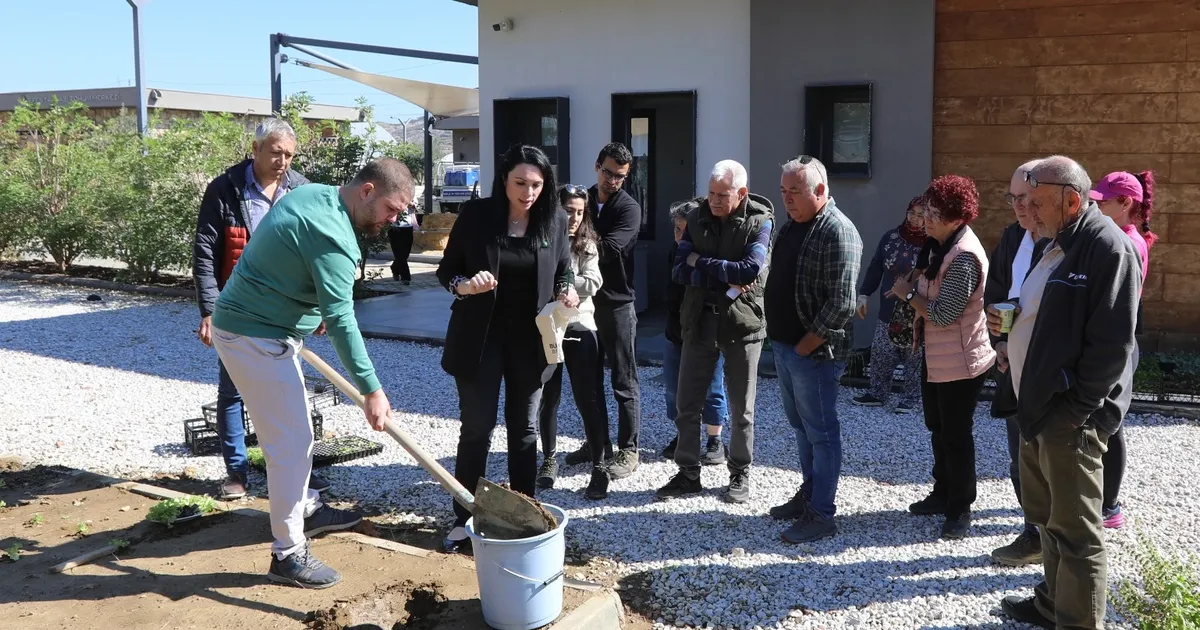  Efes Selçuk’ta üreticilere “Ücretsiz Toprak Analizi Eğitimi” verildi