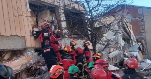 Kocaeli’nin Gebze ilçesinde bir bina çöktü, enkaz altında 5 kişi