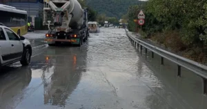 İBB takımları, kuvvetli rüzgâr ve mahallî sağanak yağış geçişlerinin yaşandığı