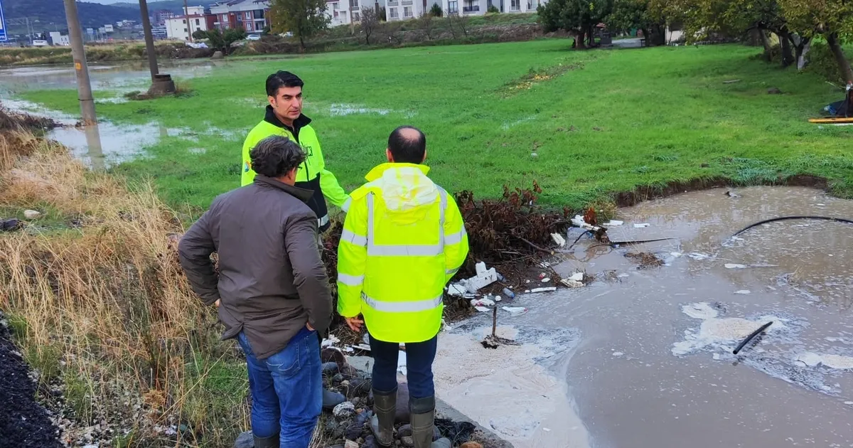 İzmir Bergama aşırı yağışlarla mücadele ediyor
