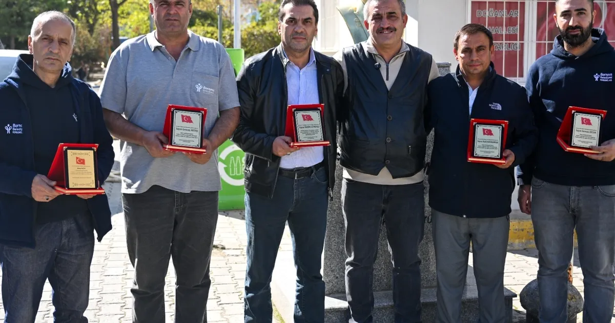 İzmir Bornova’nın Doğanlar Mahallesi’nde, özveriyle çalışan paklık takımları manalı bir