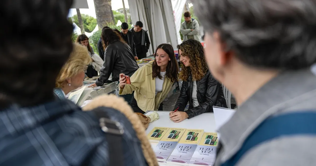 İzmir’de ‘askıda kitap’ için ilk bağış Başkan Tugay’dan