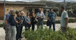 İsviçreli bir ziyaretçi kümesi, Efes Tarlası Ömür Köyü'nü gezerek tarım