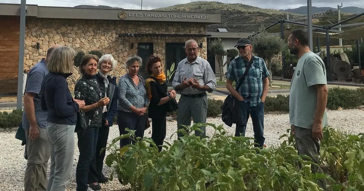 İsviçreli bir ziyaretçi kümesi, Efes Tarlası Ömür Köyü'nü gezerek tarım