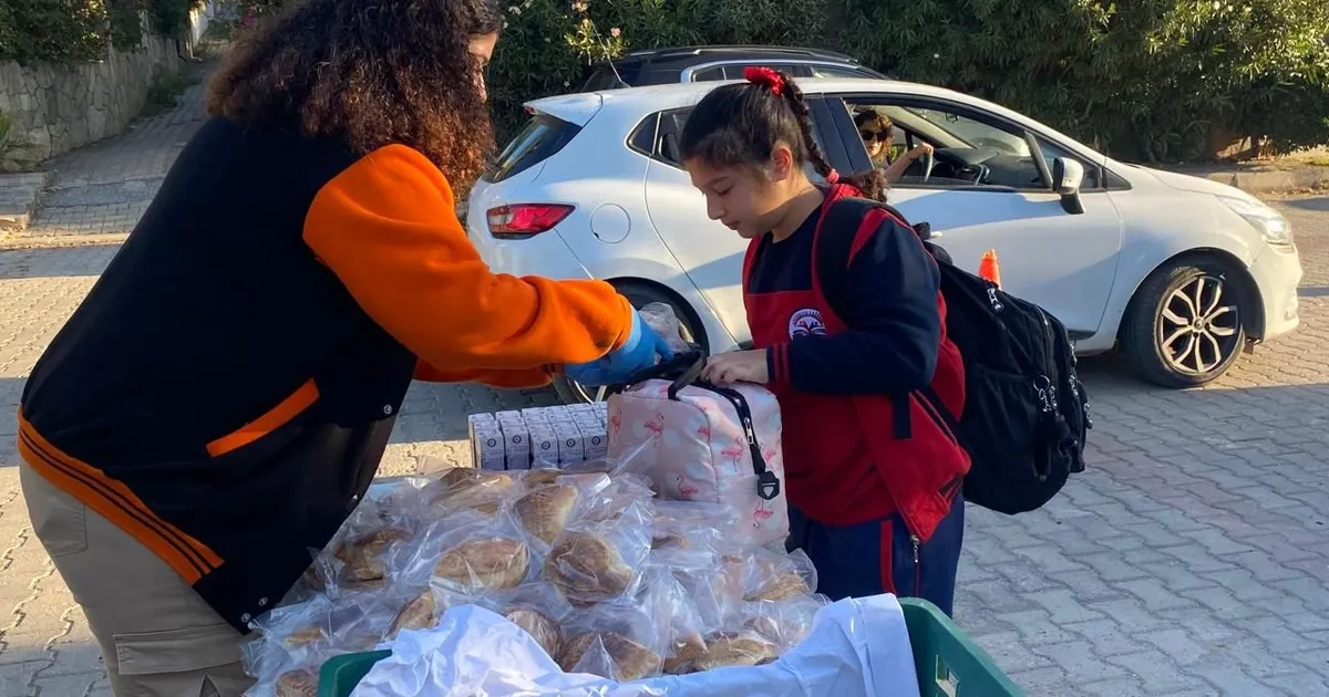 İzmir'e bağlı Güzelbahçe Belediyesi, Güzelbahçe’deki devlet okullarının birinci ve Ortaokul