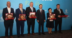 Kocaeli'de muhtarlar Büyükşehir Belediyesi'nin programında bir ortaya geldi. Vali Aktaş