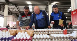 Konya'da Meram Belediyesi Zabıta Müdürlüğü grupları, ilçe genelindeki semt pazarlarında