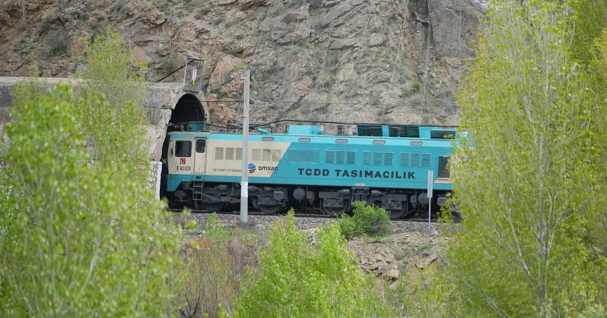 Sarsıntıdan sonra yine hayata döndürülen Malatya-Nurdağı sınırında seferlere lojistiğe güç