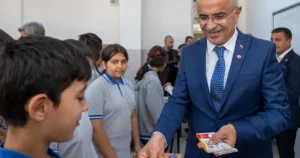 Malatya Büyükşehir Belediye Başkanı Sami Er, Mevlânâ Ortaokulu öğrencilerine ziyarette