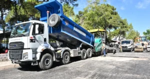 Manisa Büyükşehir Belediyesi, 17 ilçede başlattığı sıcak asfalt çalışmalarına devam
