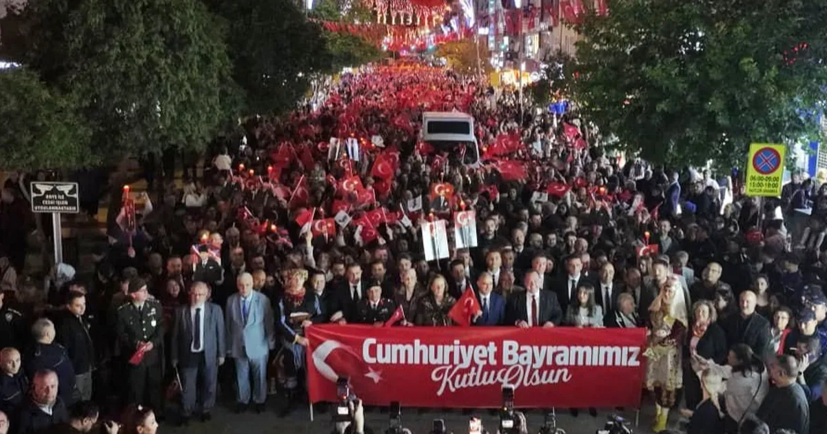 Manisa’da Cumhuriyet coşkusu meydanlara taştı