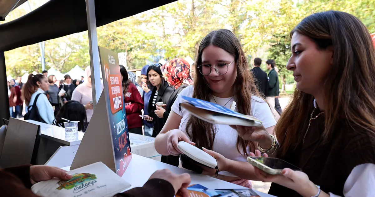 Sakarya Büyükşehir Belediyesi’nin SAÜ Öğrenci Topluluk Tanıtım Günleri’nde ikramlar, ikramlar,