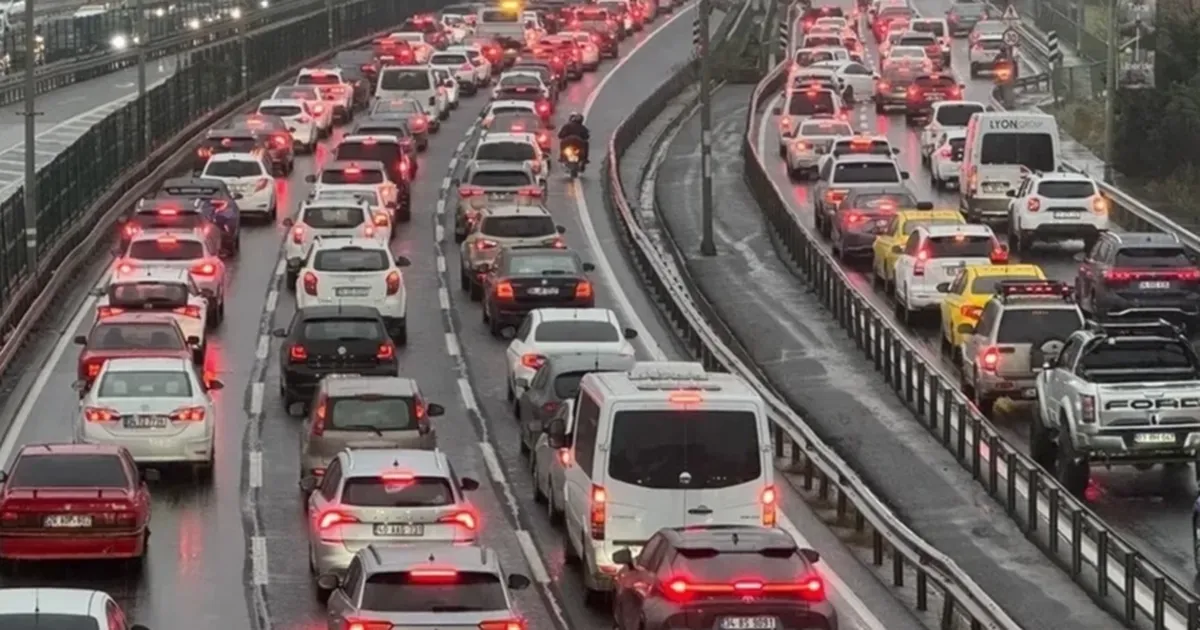 Toplam taşıt 33 milyonu aştı! Trafiğe aylık kayıt azaldı!