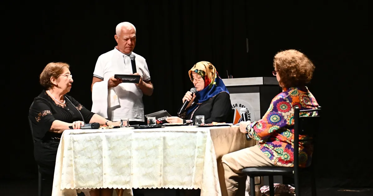 Antalya Muratpaşa Belediyesi Yaşlı Evleri’nde İngilizce eğitimi alan üyeler, 1