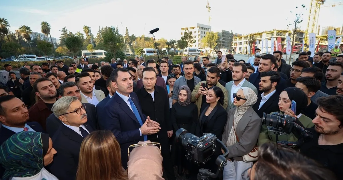Bakan Kurum gençlerle afet bölgesindeki ‘Asrın İnşası’ seferberliğini gezdi