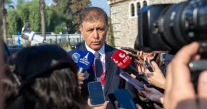İzmir'deki çöp idaresi konusunda açıklamalarda bulunan İzmir Belediye Başkanı Cemil