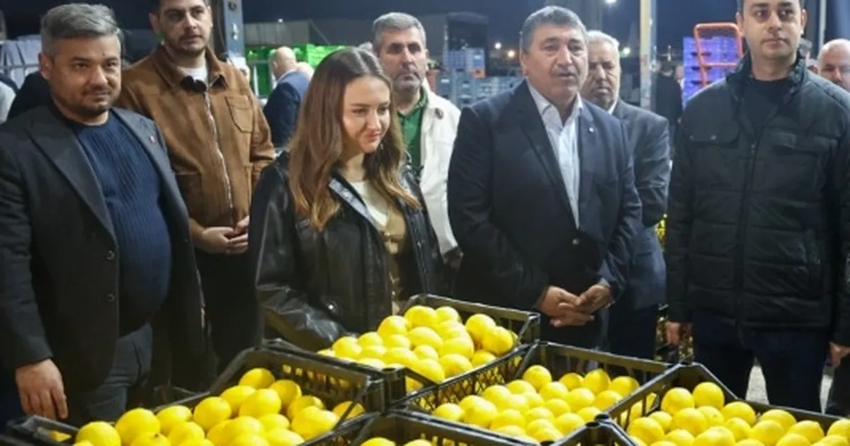 Başkan Vekili Büşra Özdemir’den hal esnafına ziyaret