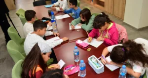 Bursa Osmangazi Belediyesi’nin düzenlediği Küçük Müellifler Atölyesi’nde çocuklar, oyunlar eşliğinde