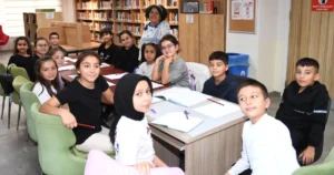 Bursa'da Osmangazi Belediyesi’nin hayata geçirdiği Küçük Muharrirler Atölyesi’ne katılan çocuklar,