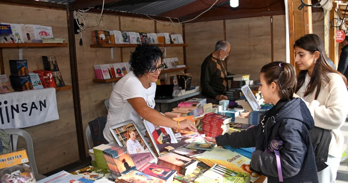 Bursa Osmangazi’de Kitap Fuarı’na edebiyatseverlerden yoğun ilgi