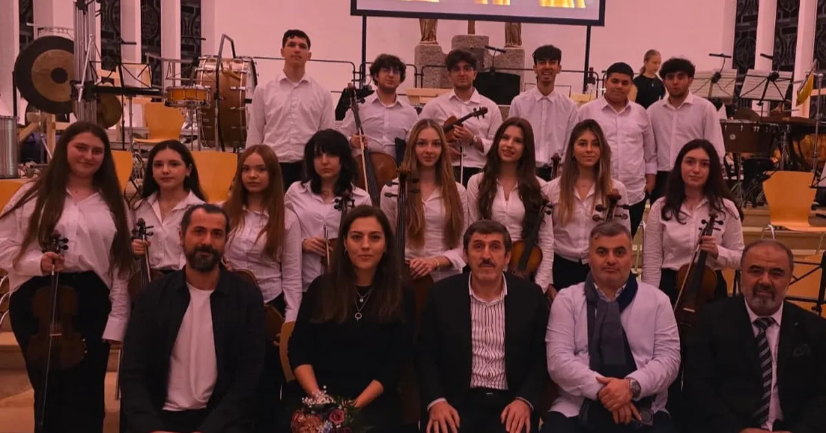 Bursa Zeki Müren Lisesi öğrencileri Avrupa’da sahneyi büyüledi