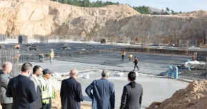 Çayırova Belediye Başkanı Bünyamin Çiftçi, yapımı süratle devam eden Çayırova