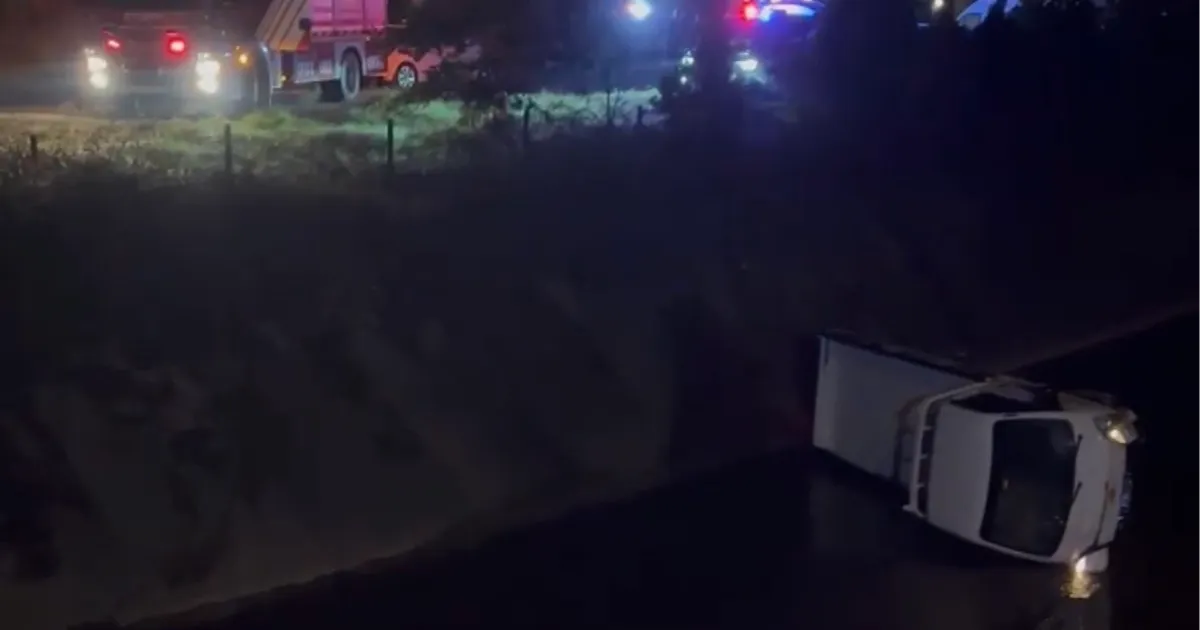 Düzce’de kamyonet su kanalına devrildi!