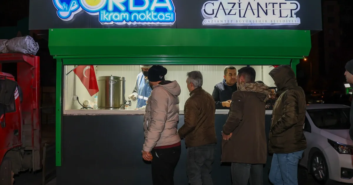 Gaziantep Büyükşehir Belediyesi, kent genelinde kurduğu 39 çorba ikram noktasıyla