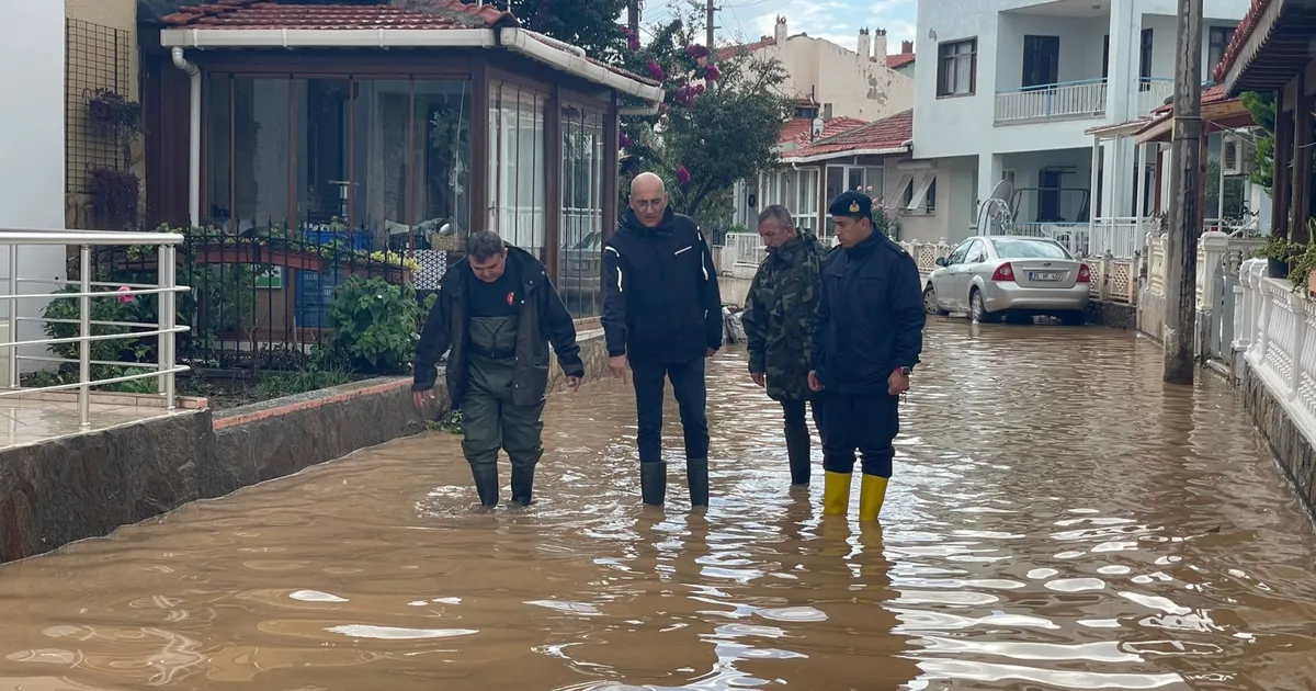 İzmir Foça’da sel! Selden etkilenen bölgelere Kaymakam Aydın’dan inceleme