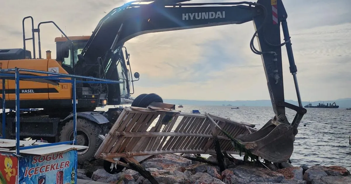 İzmir Karşıyaka’daki kaçak iskeleler yıkılıyor