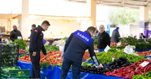 İzmir'de Narlıdere Belediyesi, Kapalı Pazar Yeri’nde tüketici haklarının korunması gayesiyle