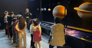 İzmir Çiğli Belediyesi, orta tatilde çocuklara unutulmaz bir tecrübe yaşattı. Astronomi,