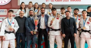 İzmir Büyükşehir Belediyesi Spor Kulübü Judo Ekibi, genç atletlerle yakaladığı